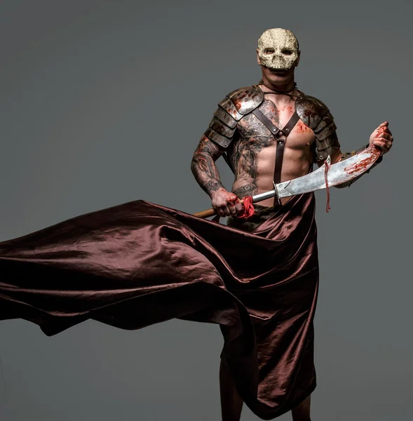Combattant médiéval tatoué dans un masque de crâne — Photo