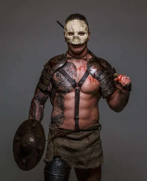Tatuato combattente medievale in maschera cranio — Foto Stock