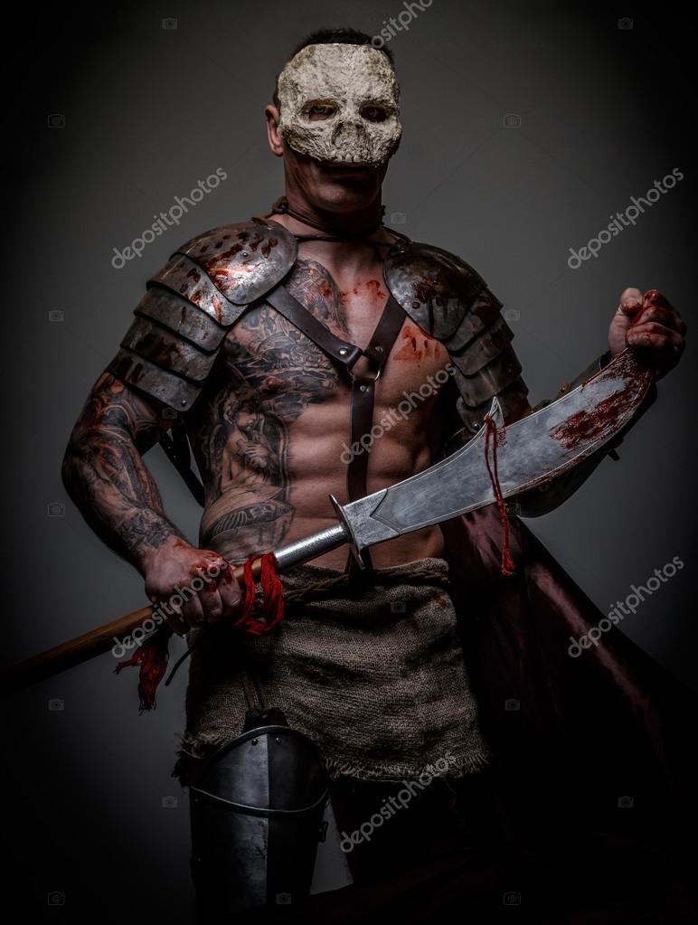 Gladiator W Czaszki Maska Posiada Miecz Zdjęcie Stockowe