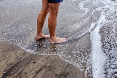 Erkeğin ayakları sahilde