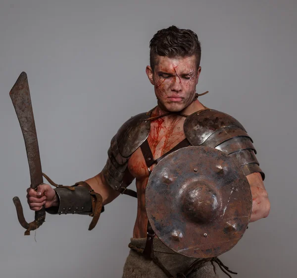 Gladiator hält Schwert und Schild — Stockfoto