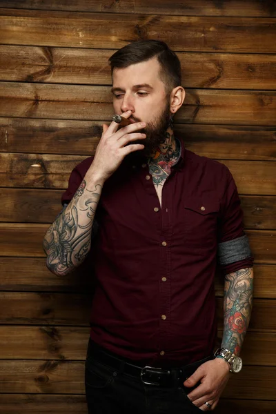 Hombre con tatuaje fumar — Foto de Stock