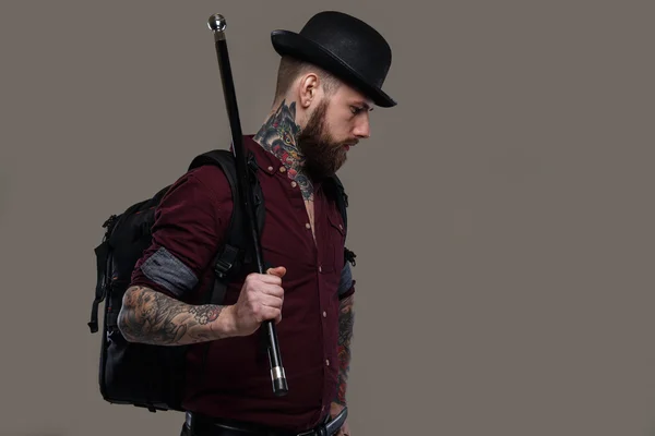 Hombre con tatuajes sosteniendo caña — Foto de Stock