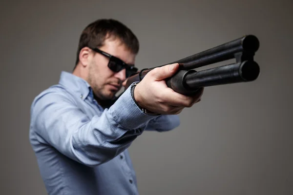 Gangster mit Schusswaffe — Stockfoto