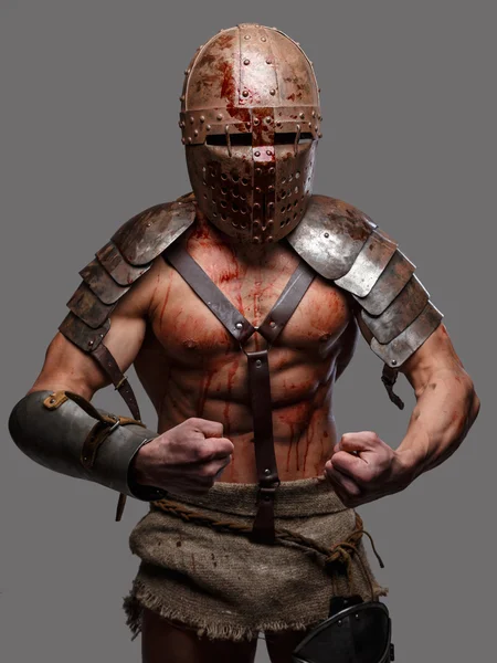 Sårad gladiator med muskulös kropp i pansar — Stockfoto