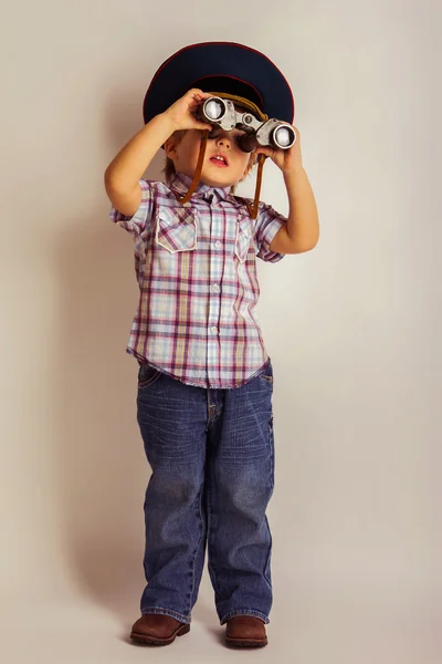 Menino olhando através de binóculos — Fotografia de Stock