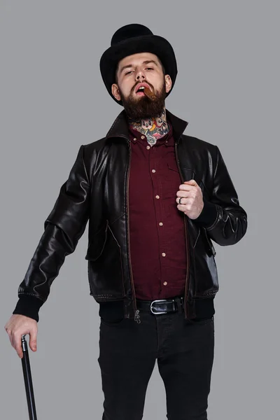 Tattooed gangster in hat holding walking-stick — Stock Photo, Image
