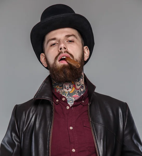 Tatuato uomo fuma — Foto Stock