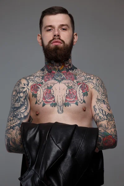 Hombre tatuado desnudo con bastón — Foto de Stock