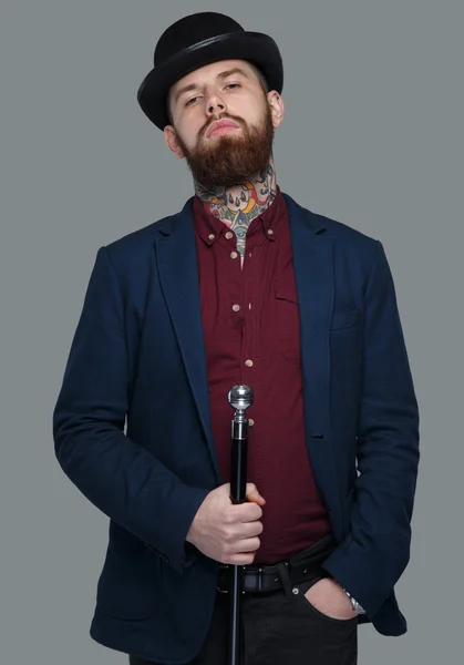 Hombre tatuado en traje azul — Foto de Stock