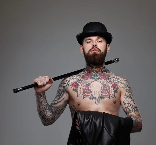Homme tatoué nu avec canne — Photo