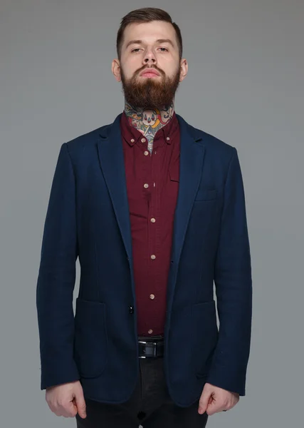 Tatuado macho em azul traje — Fotografia de Stock