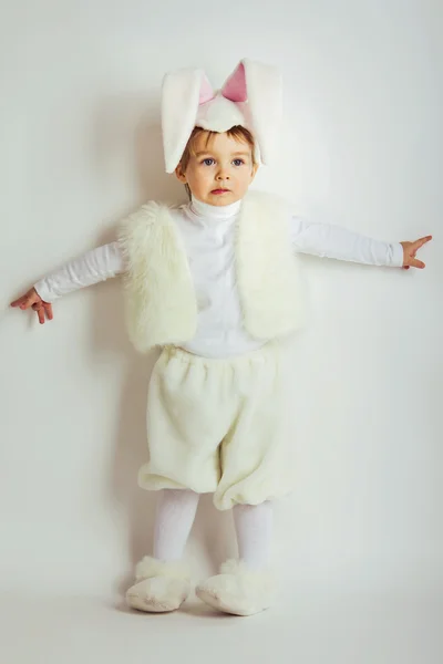 Милый маленький ребенок в кроличьем костюме — стоковое фото