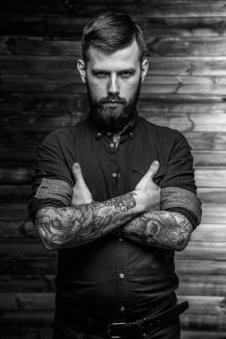 tattoed ciddi görünümlü erkek