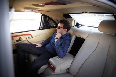 Zengin gangster arabasında