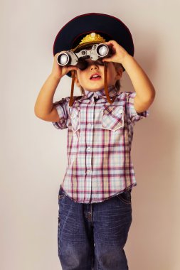 Dürbünle bakan çocuk