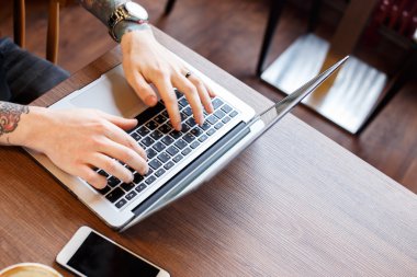 Dizüstü keyboar yazarak