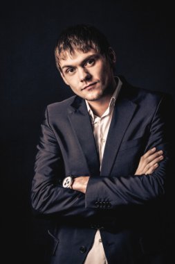 Olgun işadamı kameraya bakıyor