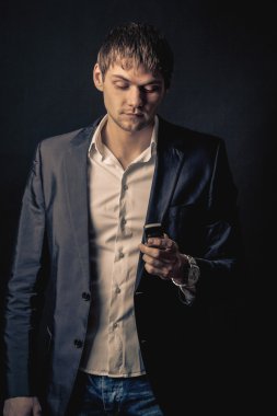 Olgun işadamı tarafından telefon Ankastre