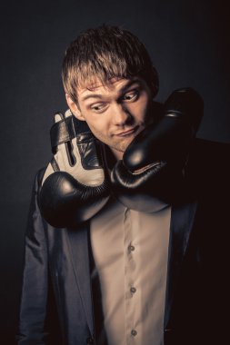 Düşünme kutusu hakkında genç adam