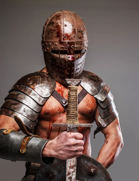 Gladiador segurando escudo e espada — Fotografia de Stock