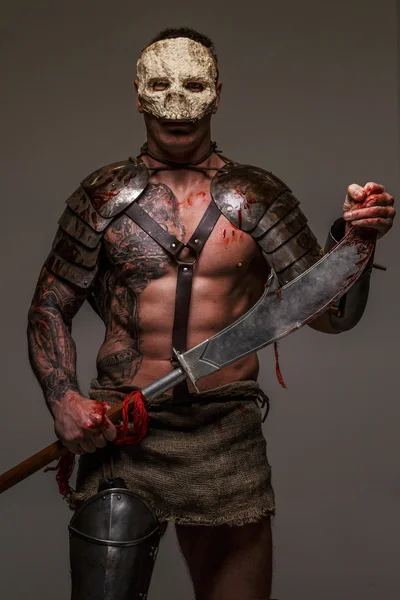 Muskulöser Gladiator mit Totenkopfmaske — Stockfoto