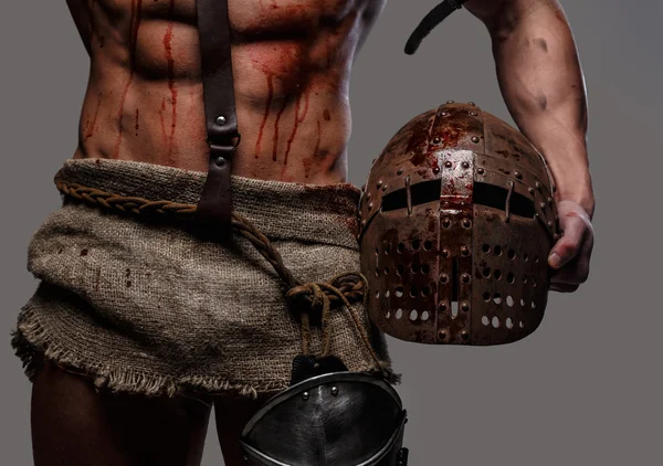 Gladiador con cuerpo muscular y manchas de sangre — Foto de Stock