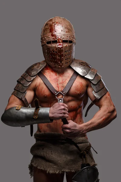 Verwundeter Gladiator mit muskulösem Körper in Rüstung — Stockfoto