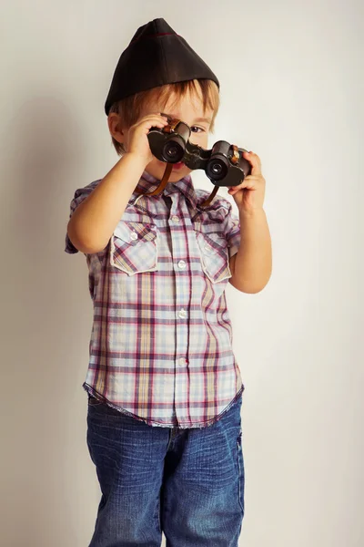 Menino olhando através de binóculos — Fotografia de Stock