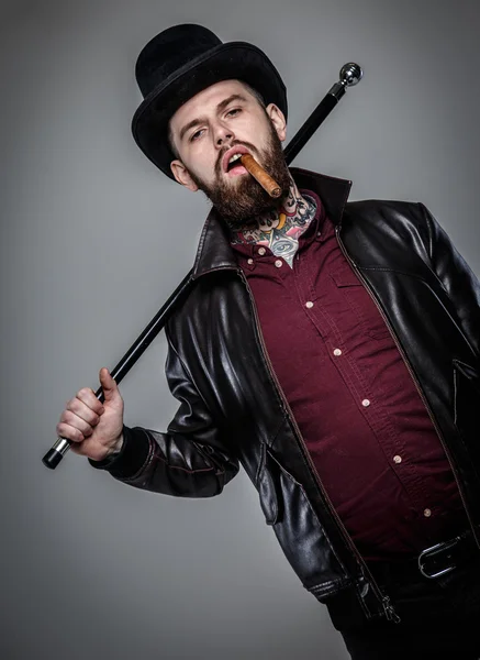 Чоловік з татуюванням курить сигару — стокове фото
