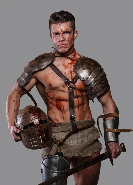 Gladiateur blessé avec corps musculaire en armure — Photo