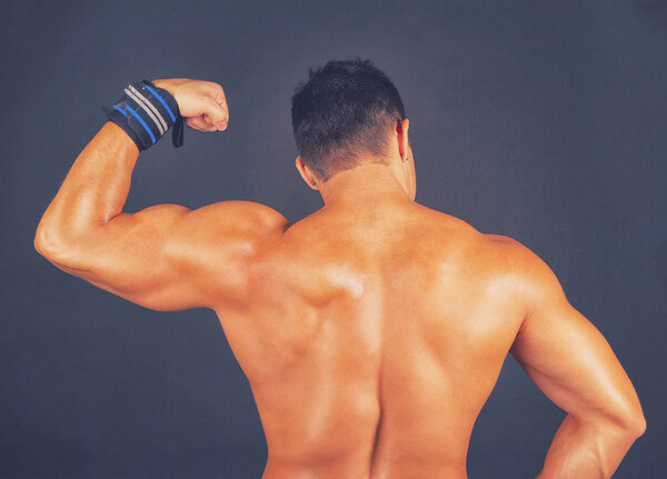 Сексуальный парень изолирован от черного
