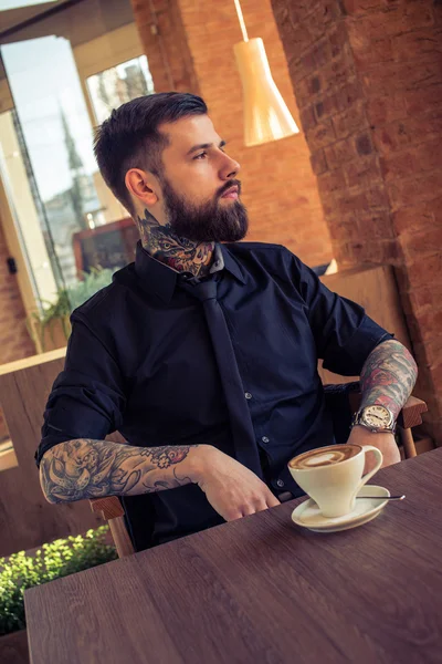 コーヒー カップとコーヒー ショップで深刻な男性 — ストック写真