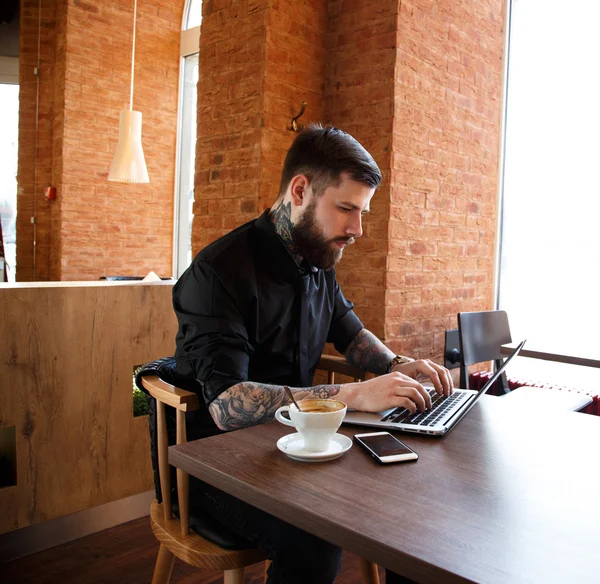 Uomo serio che lavora sul computer portatile — Foto Stock