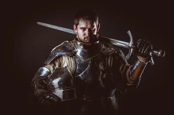 Grande cavaleiro segurando sua espada e capacete — Fotografia de Stock