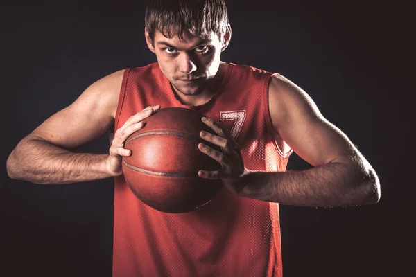 Spieler hält seinen Basketballball — Stockfoto