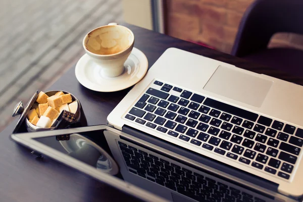 Laptop und Kaffee mit Zuckerdose — Stockfoto