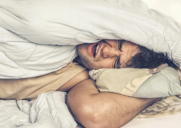 Jeune homme dormir dans le lit — Photo