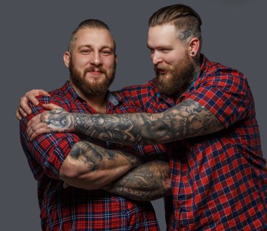 İki acımasız erkek tattooes ve sakalları ile