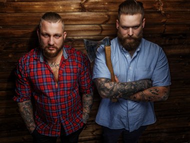 İki büyük vahşi erkek tattooes ve sakalları ile