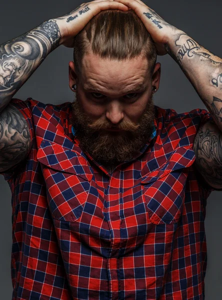 Brutal hombre tatuado con barba — Foto de Stock