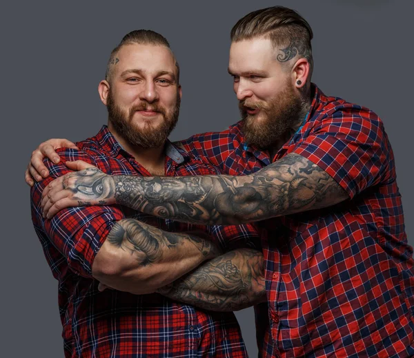 Dos machos brutales con tatuajes y barbas —  Fotos de Stock