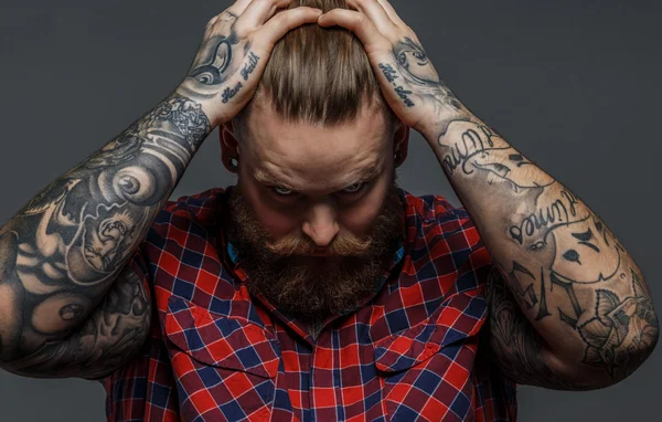 Brutal tatoué mâle avec barbe — Photo