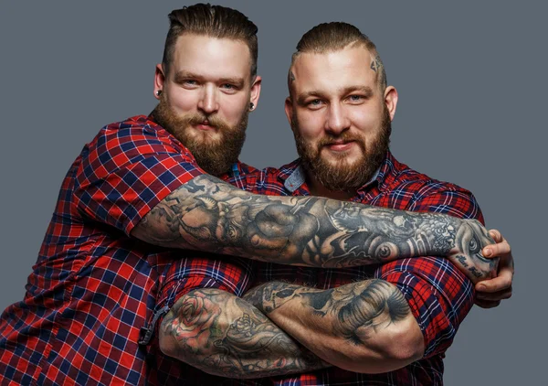 Dois machos brutais com tatuagens e barbas — Fotografia de Stock