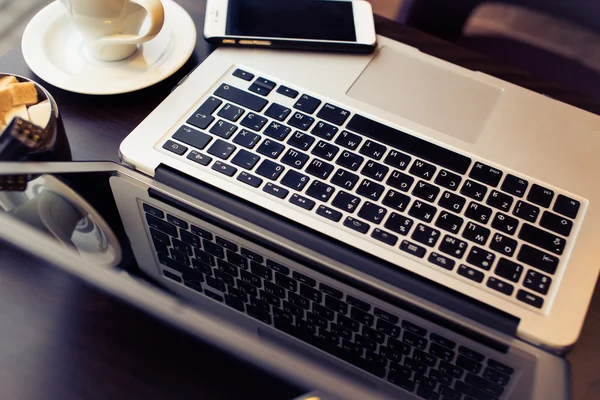 Laptop en telefoon met kop koffie — Stockfoto