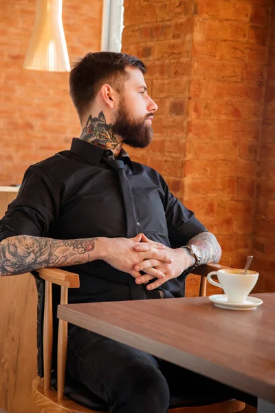 Varón serio en la cafetería con una taza de café —  Fotos de Stock