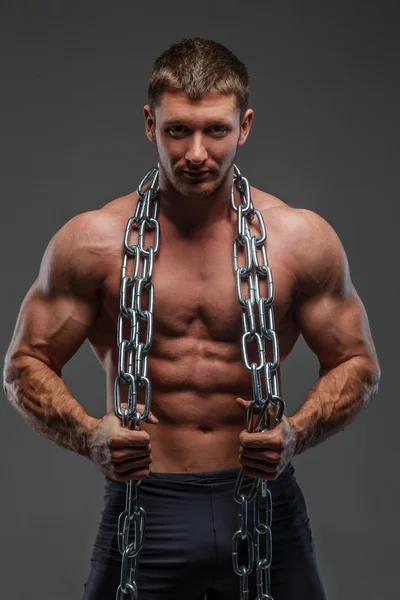 Großer brutaler muskulöser Mann zeigt seinen Körper — Stockfoto