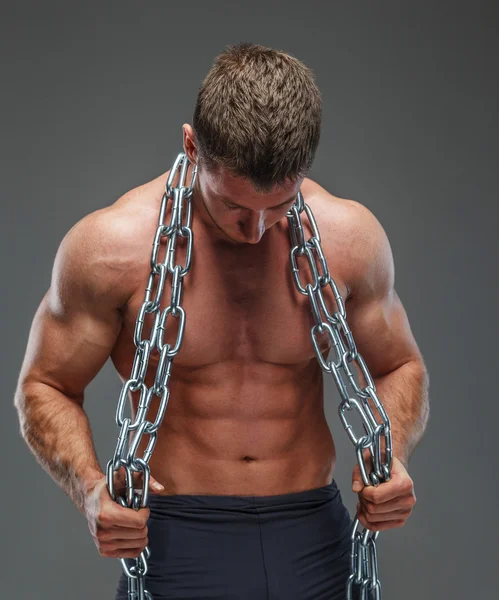 Grande brutal musculado homem mostrando seu corpo — Fotografia de Stock