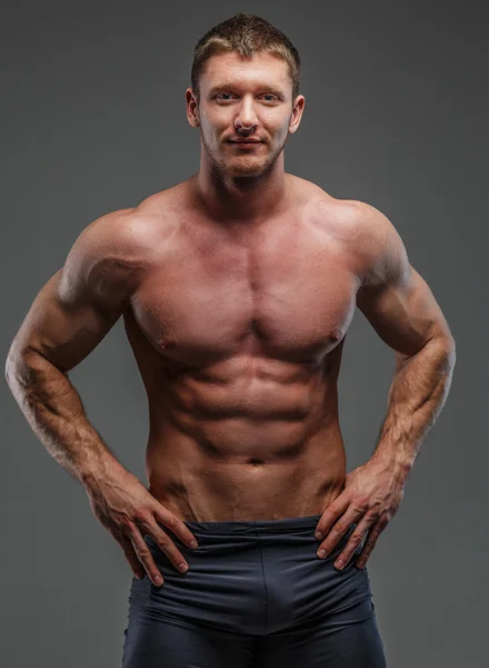 Grande brutal musculado hombre mostrando su cuerpo — Foto de Stock