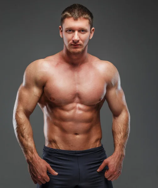 Big brutal musculed man showing his body — Stock Photo, Image